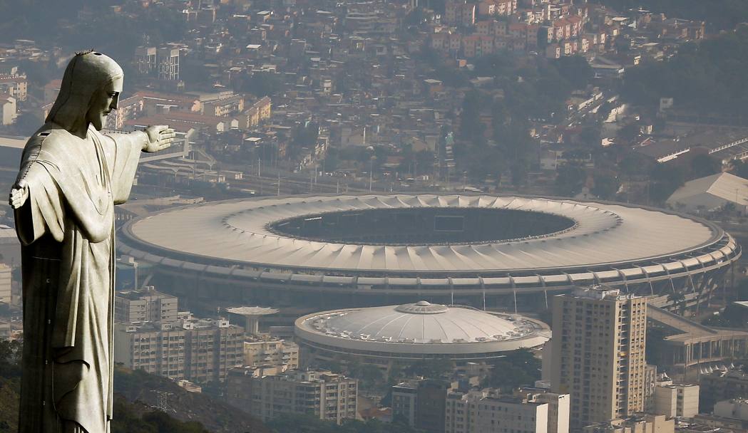 Una carrellata sugli impianti sportivi di Rio a pochi giorni dall&#39;Olimpiade 2016 in Brasile. L&#39;abbraccio della statua del Cristo Redentore sul Maracan (Reuters)